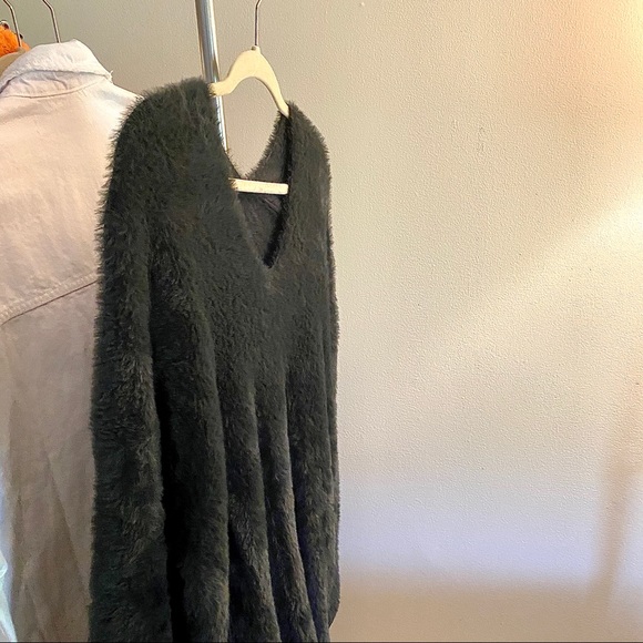 V-Neck Classic Fur Sweater - Picture 3 of 11